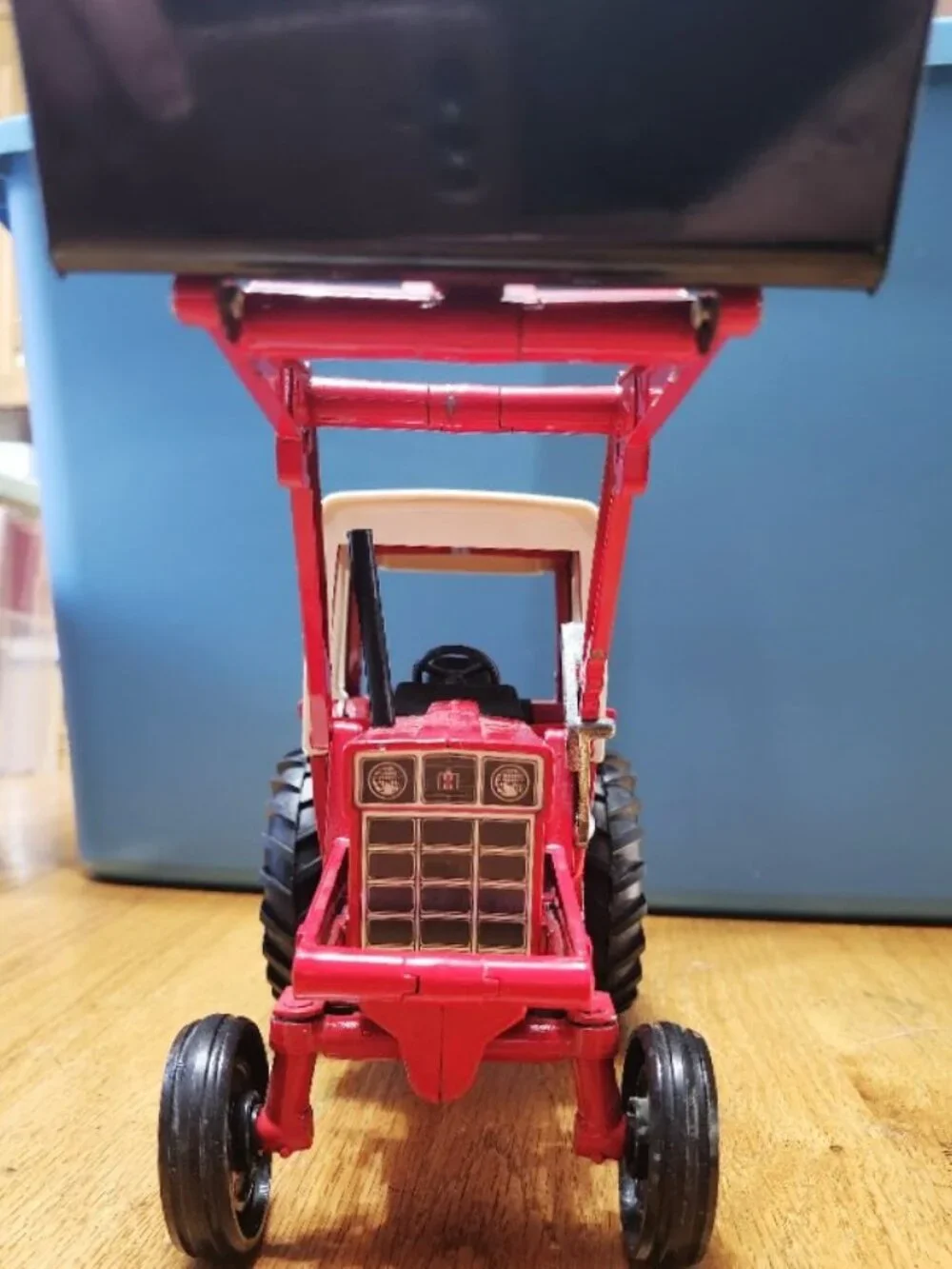Ertl International 1586 Tractor with Endloader 1/16 scale w/scoop Die cast metal